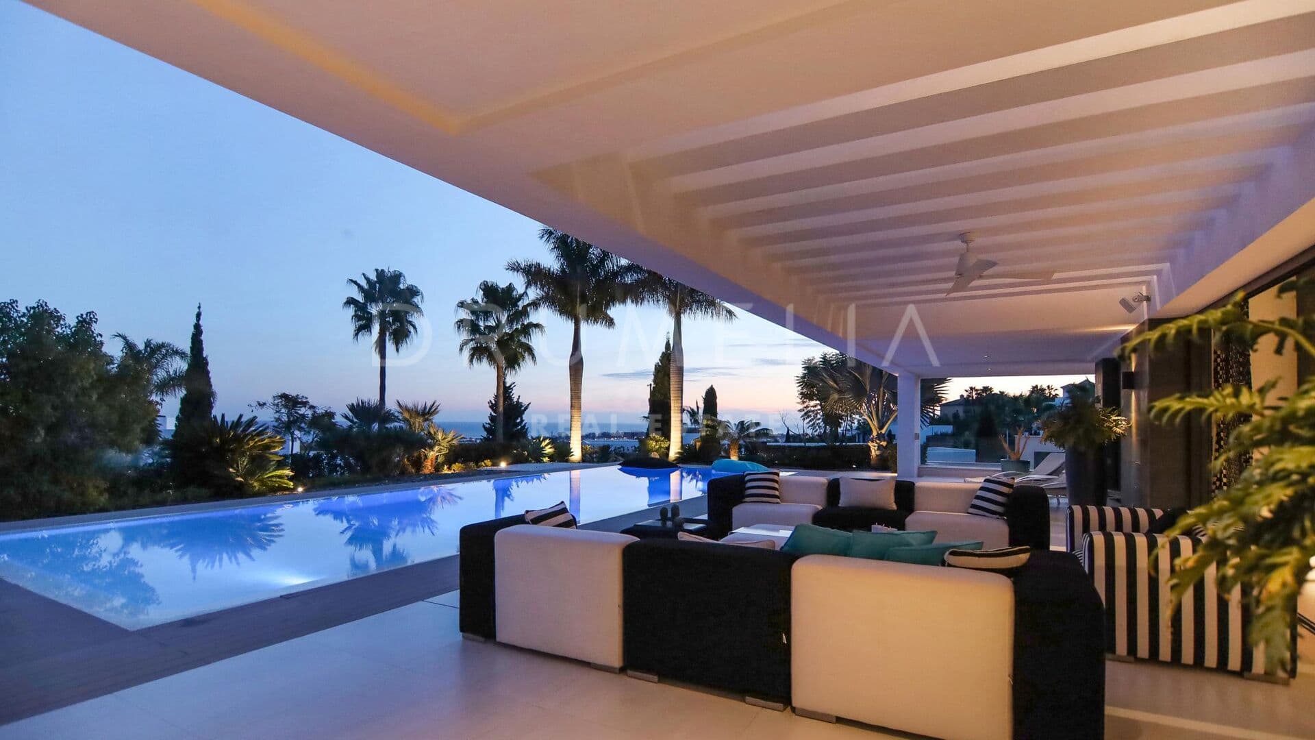 Stunning modern villa in Los Flamingos Golf, Benahavís - Front-line golf with panoramic sea views in a gated community with 24-hour security