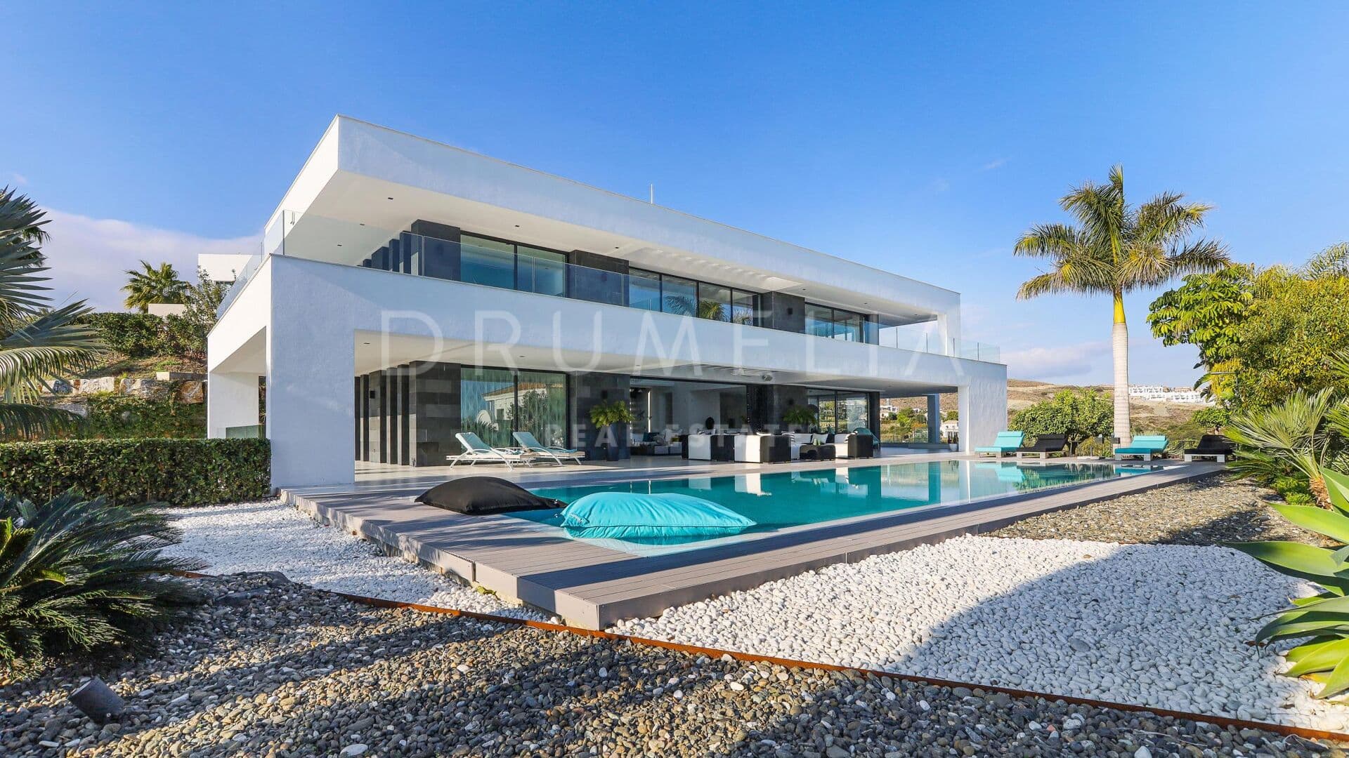 Stunning modern villa in Los Flamingos Golf, Benahavís - Front-line golf with panoramic sea views in a gated community with 24-hour security